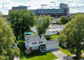 Curly's Quarters (4 Bedroom Home) w/ Lambeau view
